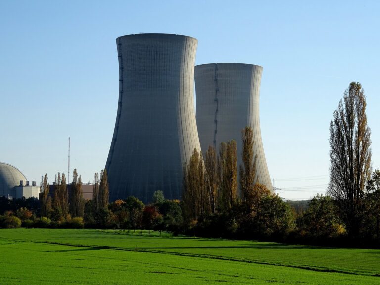 Descubre los peligros ocultos de la energía nuclear: aspectos negativos que debes conocer